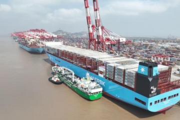 中国首单！上海港完成国际航行集装箱船绿色甲醇燃料“船-船”同步加注作业
